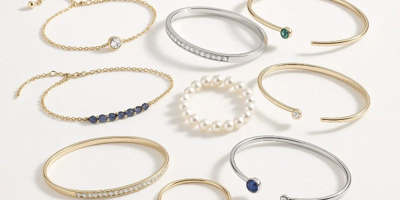 verschiedene armbänder und armspangen