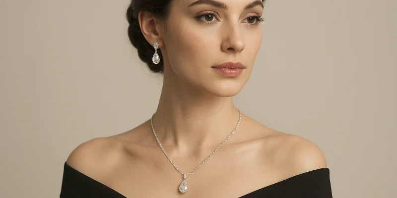 eine frau mit halskette und ohrhänger