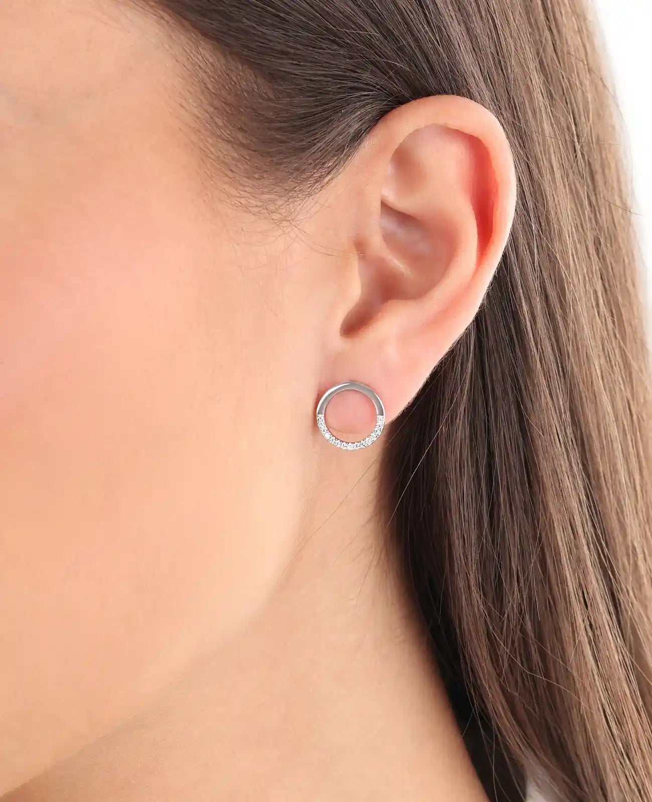 ohrstecker in reifenform die untere hälfte mit zirkonia steinen belegt