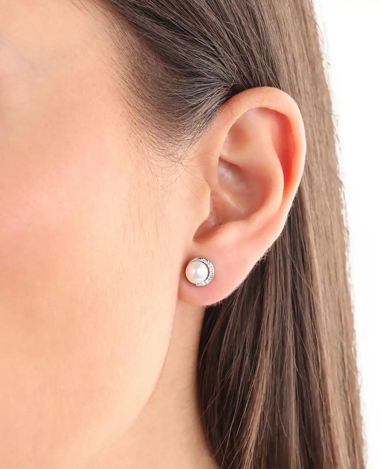 ohrstecker mit großer perle und die hälfte von der Fassung mit zirkoniasteinen besetzt