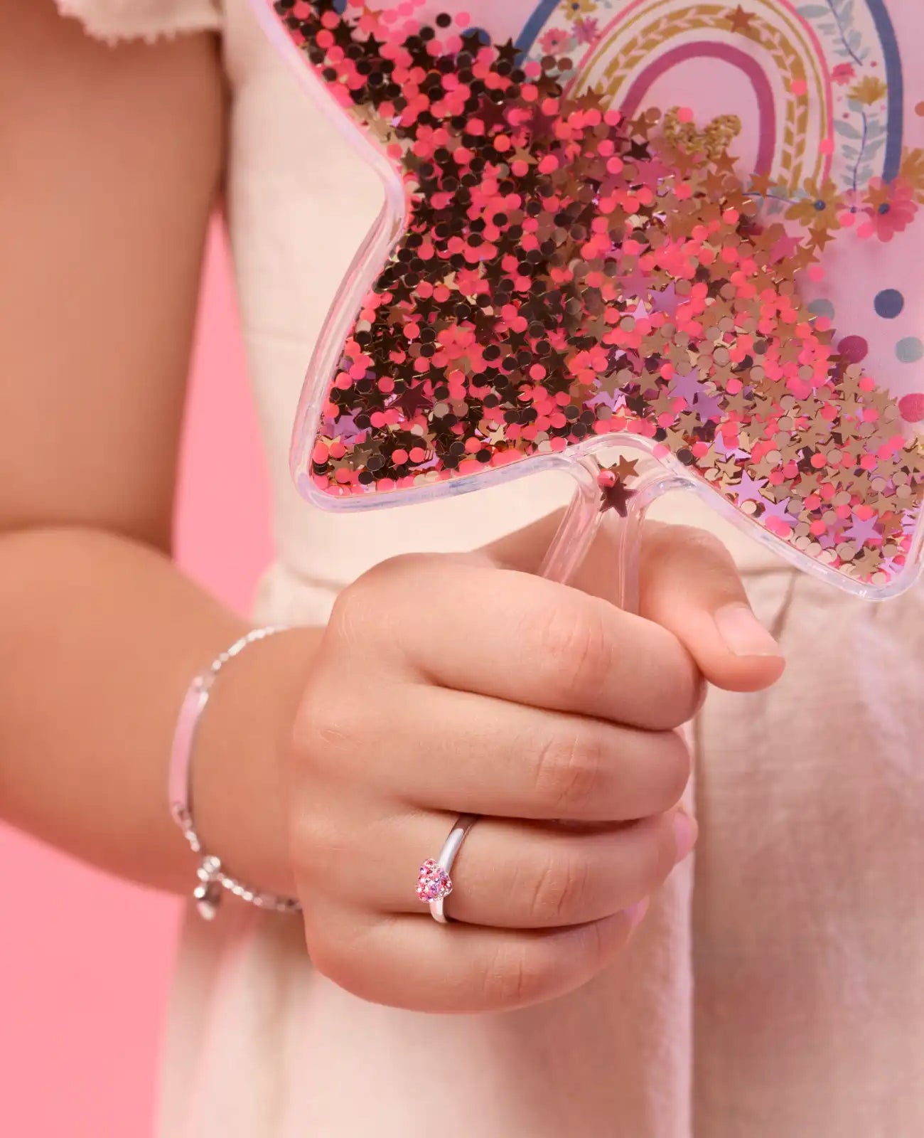 kinderring mit rosa herz das mit steinen besetzt ist