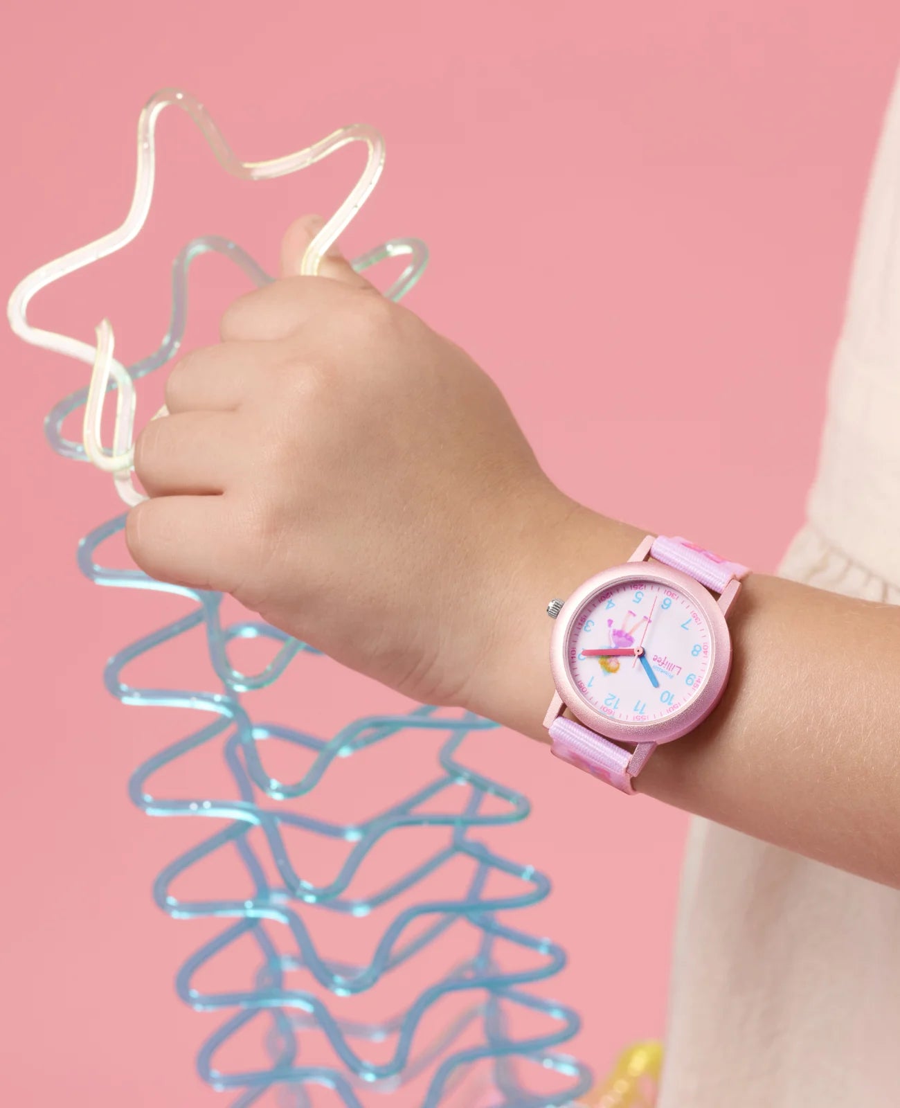 Rosa Kinderuhr mit arabischen zahlen und Schmetterlinmotiven am textilarmband