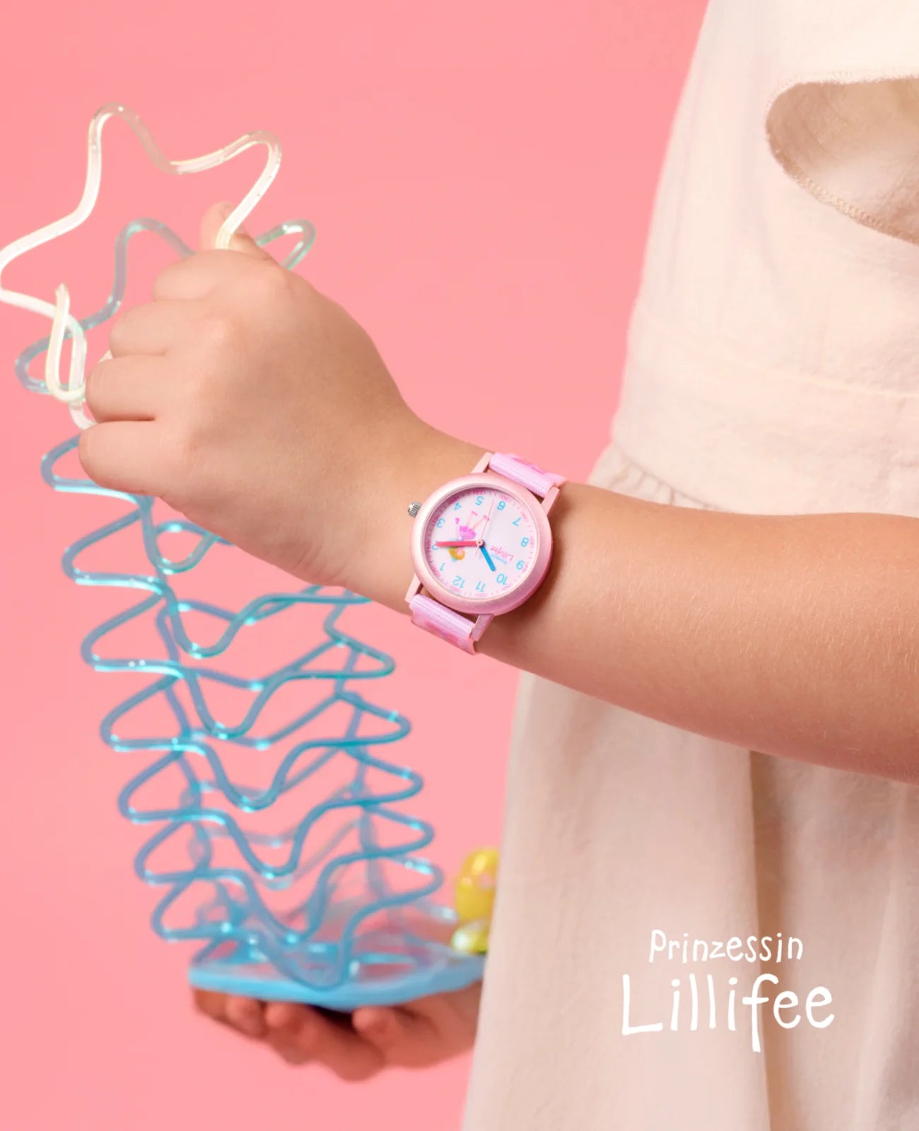 Rosa Kinderuhr mit arabischen zahlen und Schmetterlinmotiven am textilarmband