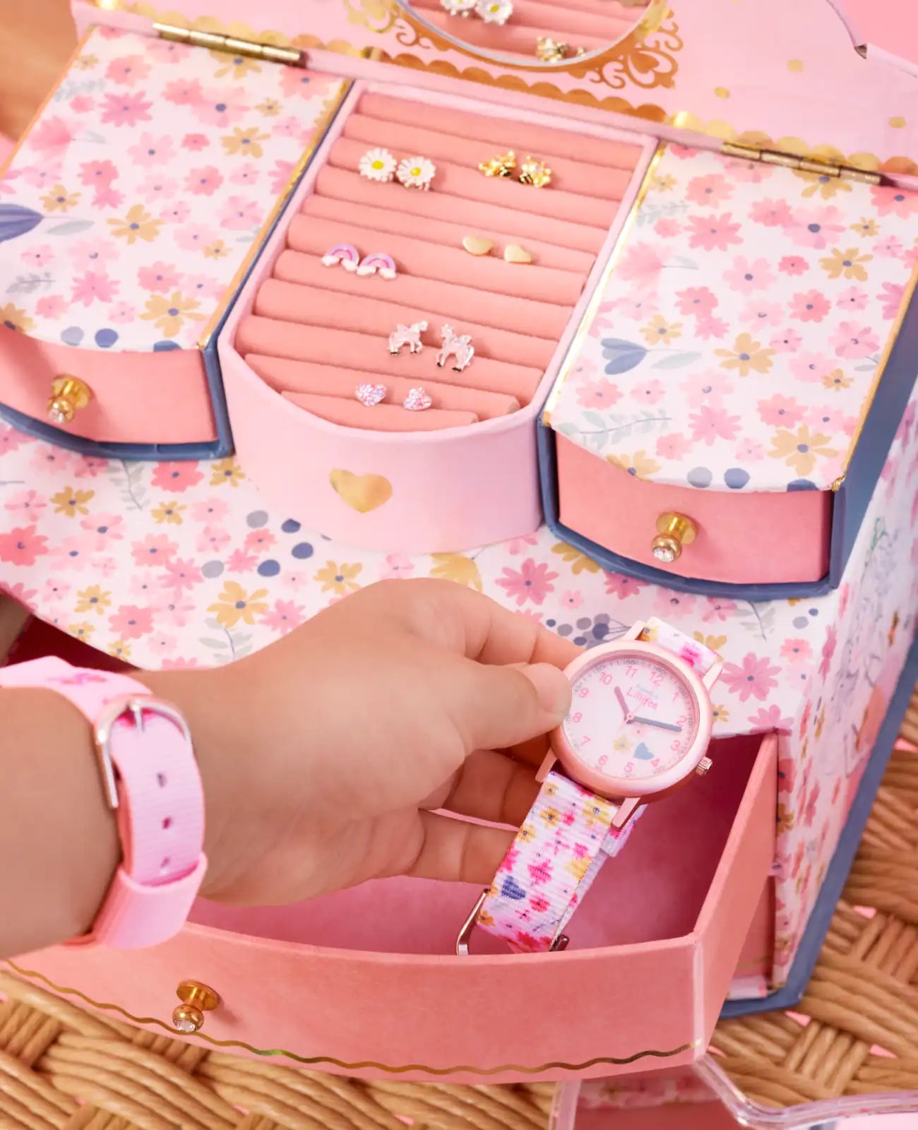 Rosa Kinderuhr mit arabischen zahlen und Blumenmotiven am textilarmband