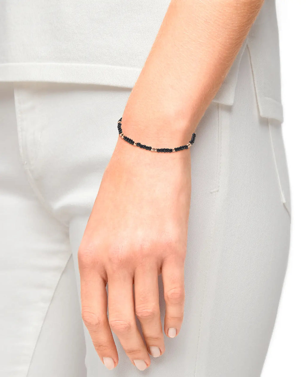 armband aus schwarzen glaskugeln mit rosekugel dazwischen