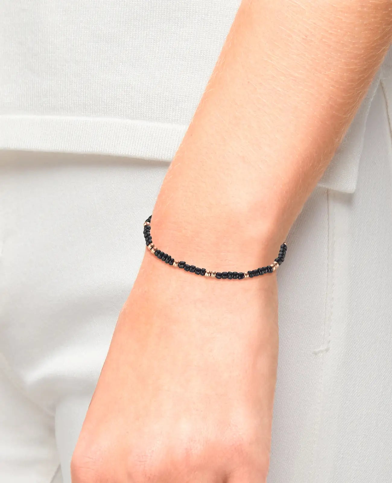 armband aus schwarzen glaskugeln mit rosekugel dazwischen