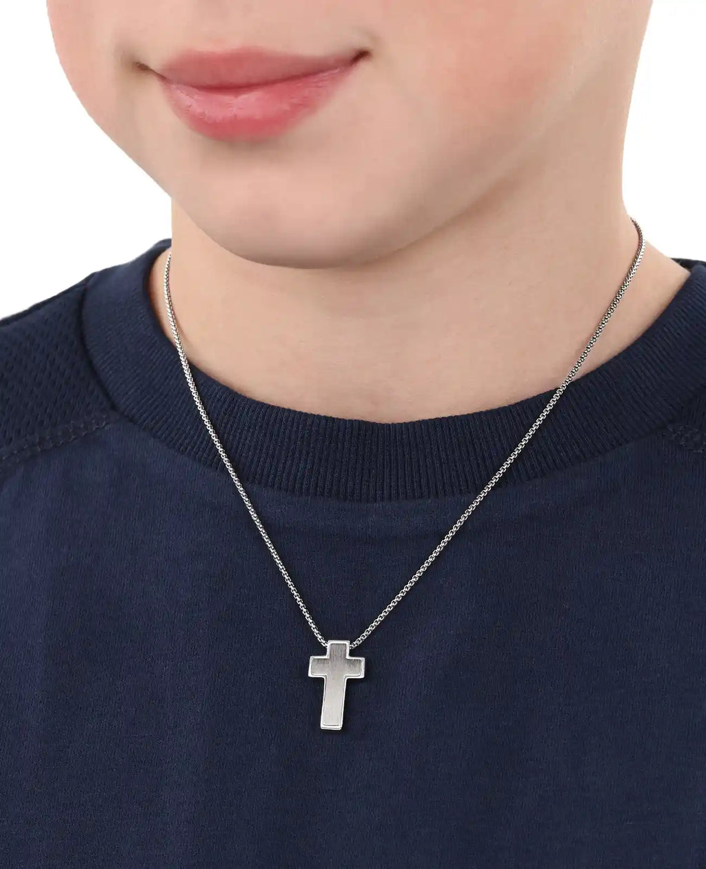 veneziakette mit kantigen kreuz anhänger kette geht durch kreuz
