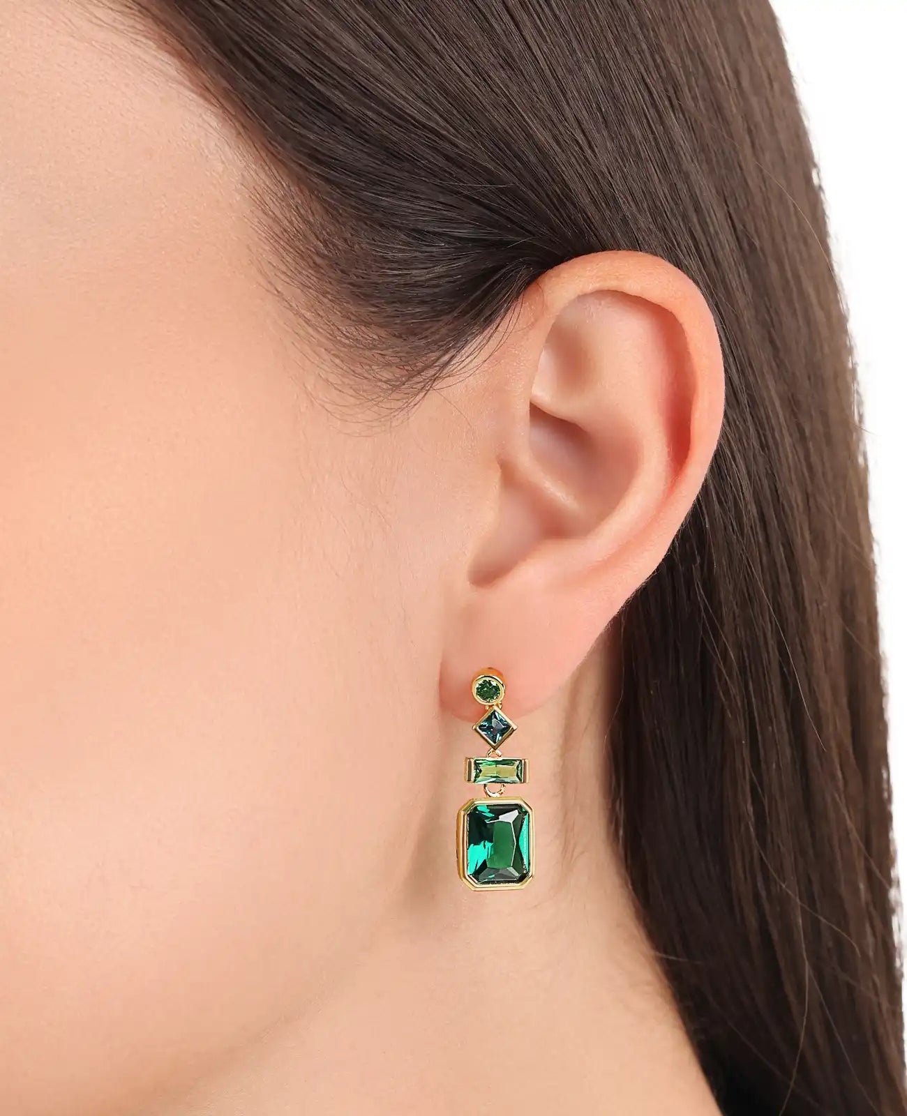 ohrstecker mit zwei beweglichen teilen gold mit gruenen steinen