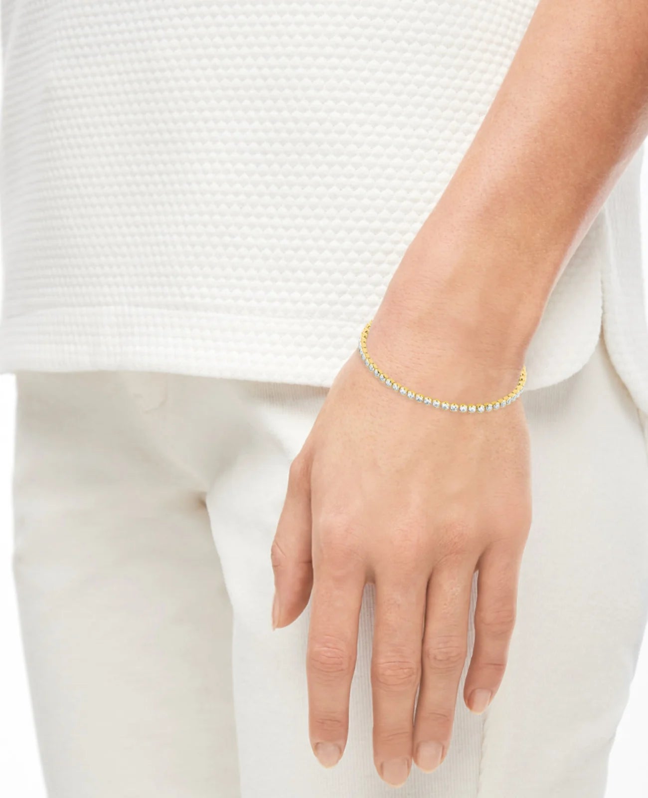 goldfarbenes tennisarmband lauter angereihte zirkonia steine in zargenfassung