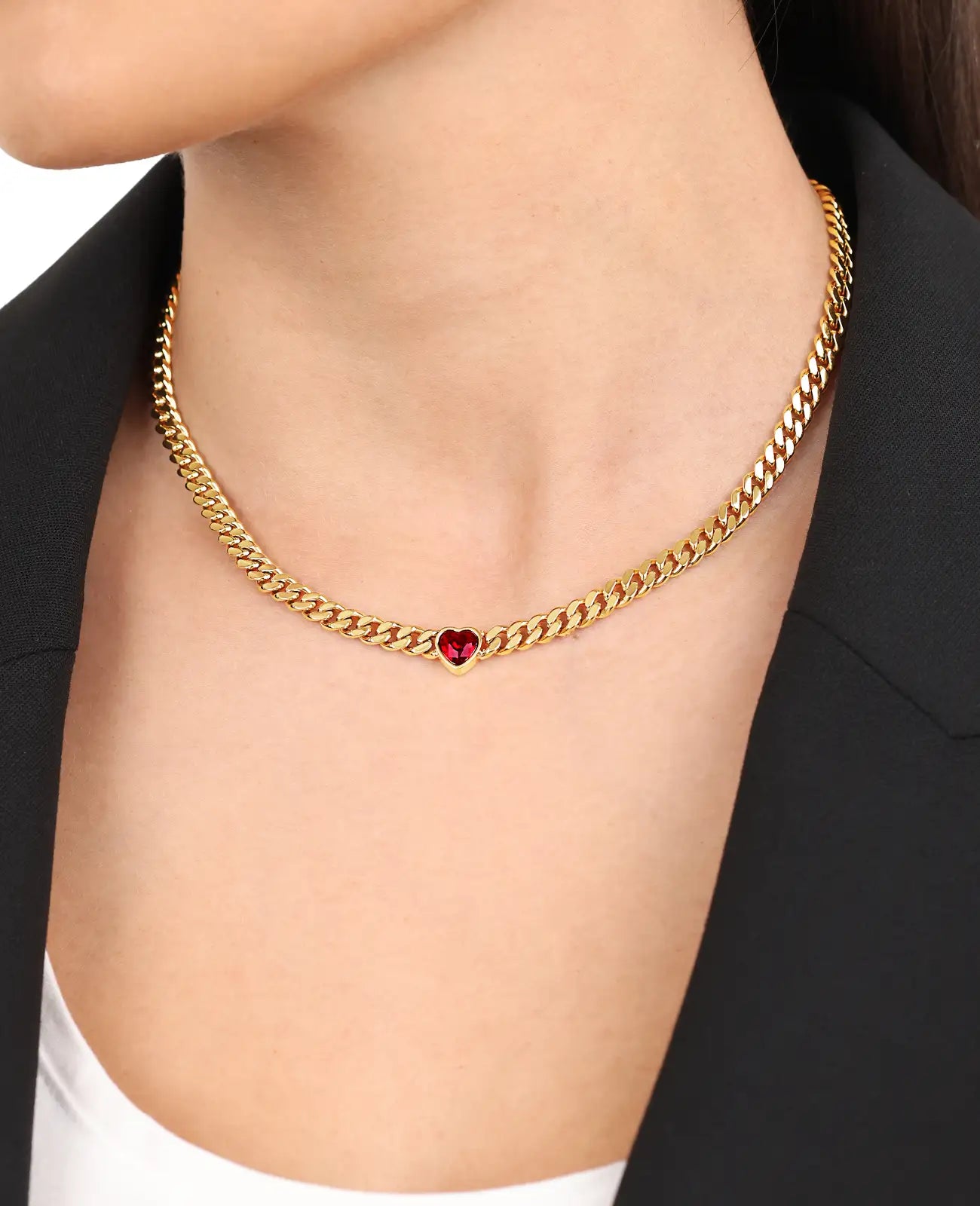 breite panzerkette mit großen roten herz in der mitte