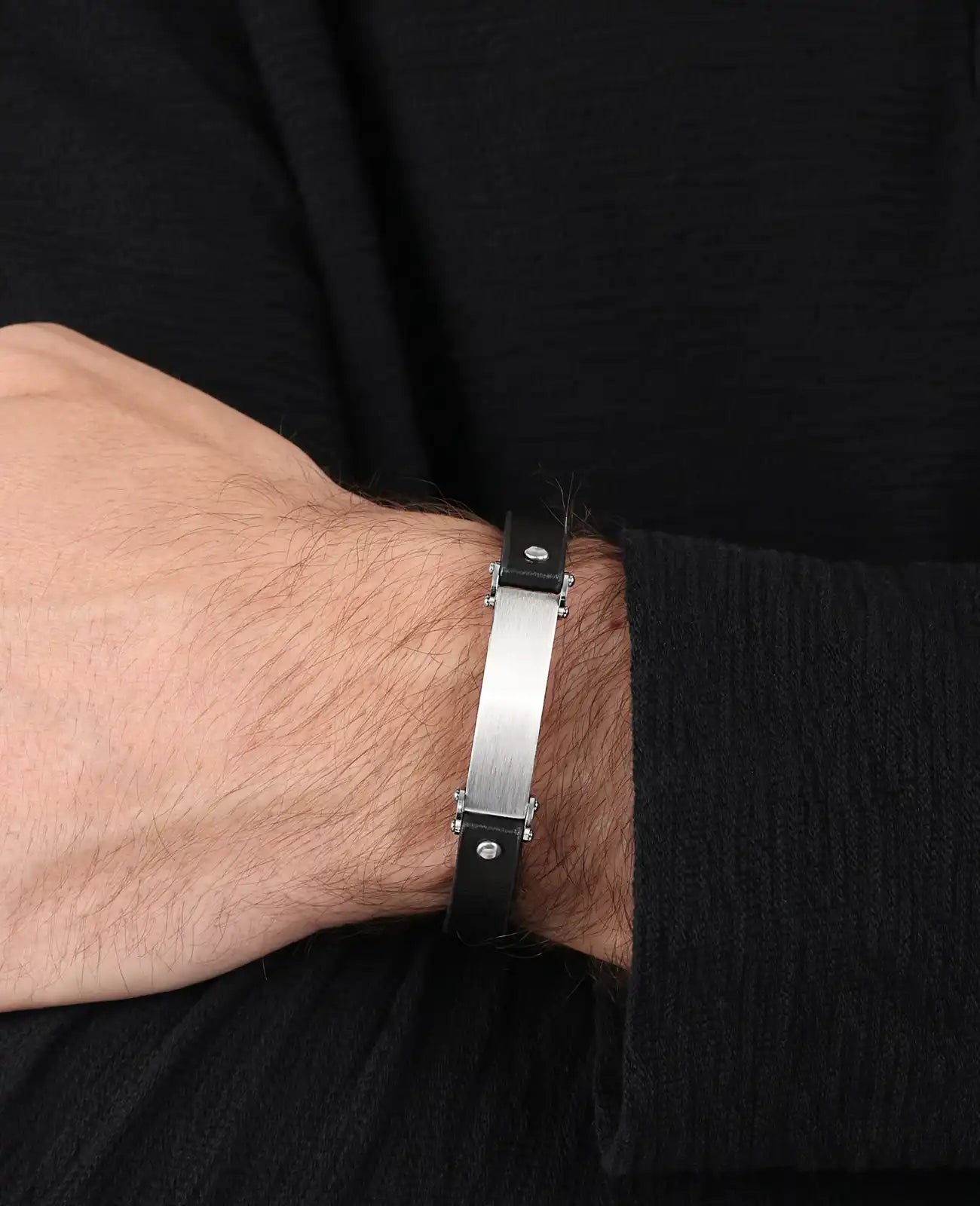 große gravurfläche flaches breites lederarmband doppelt gelegt