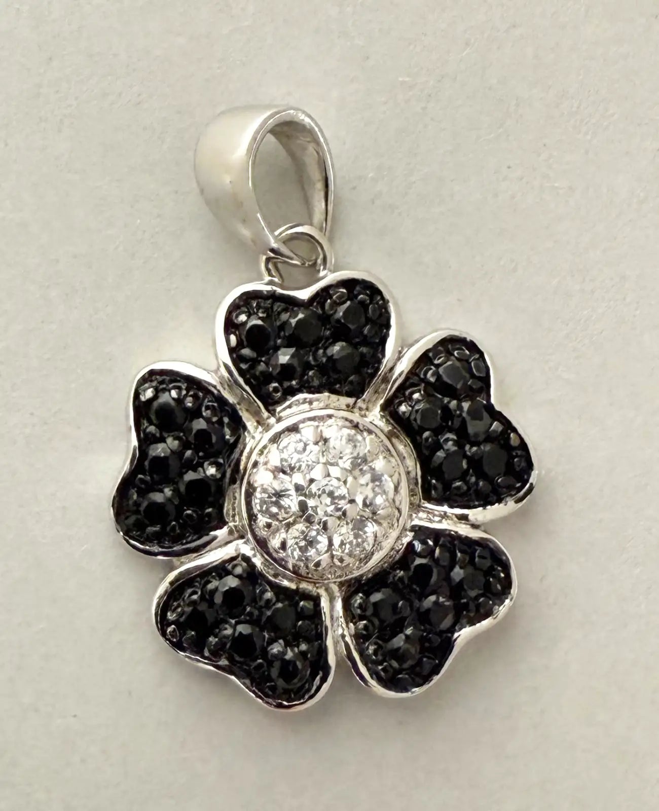 Kleeblatt Anhänger Blätter schwarze zirkonia mitte weiße zirkonia