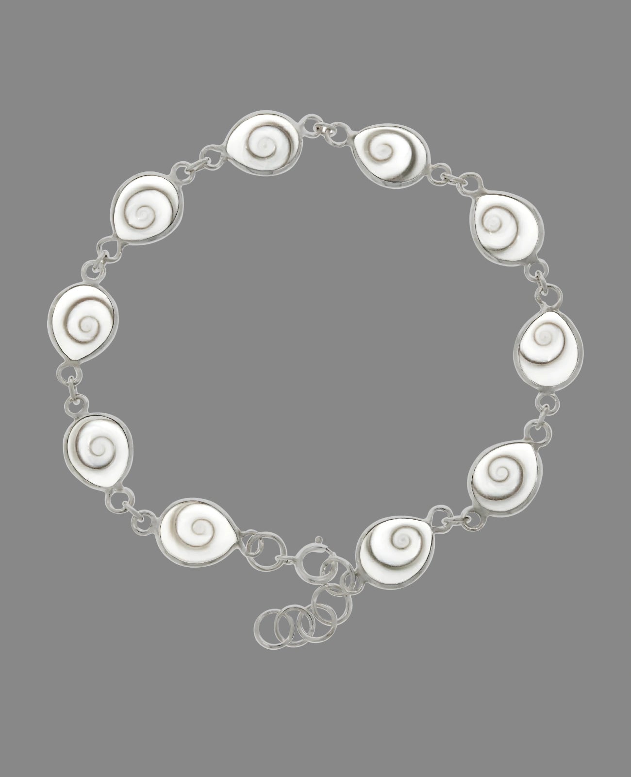 Armband bestehend aus beweglichen tropfenförmigen Muscheln