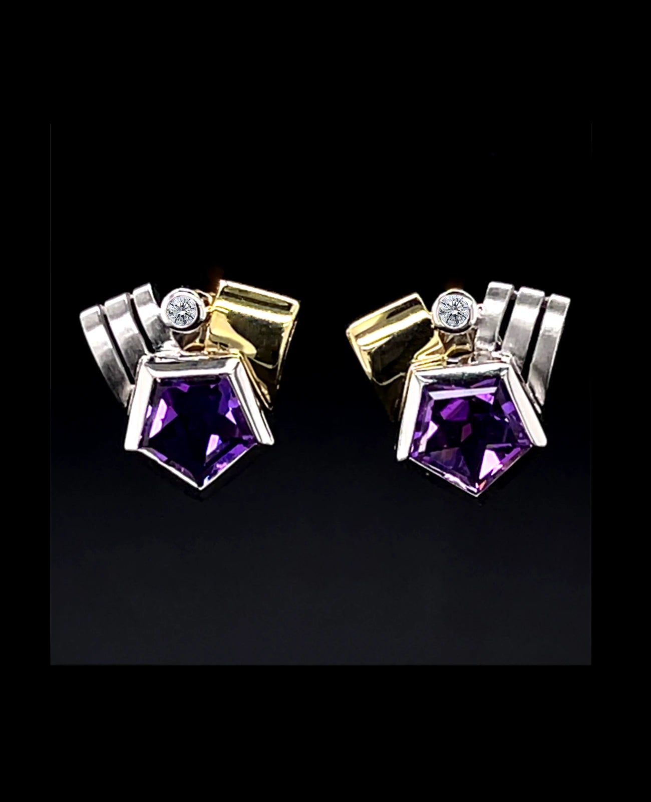 bicolor ohrstecker mit großen 5 eckigen Amethyst kleinen brillant