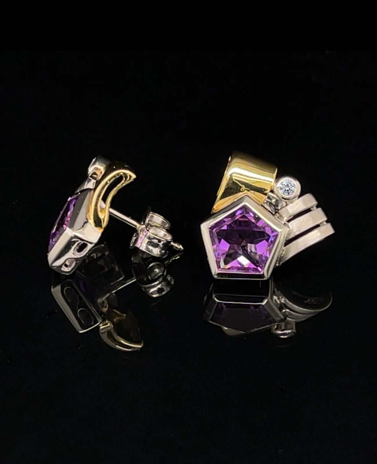 bicolor ohrstecker mit großen 5 eckigen Amethyst kleinen brillant
