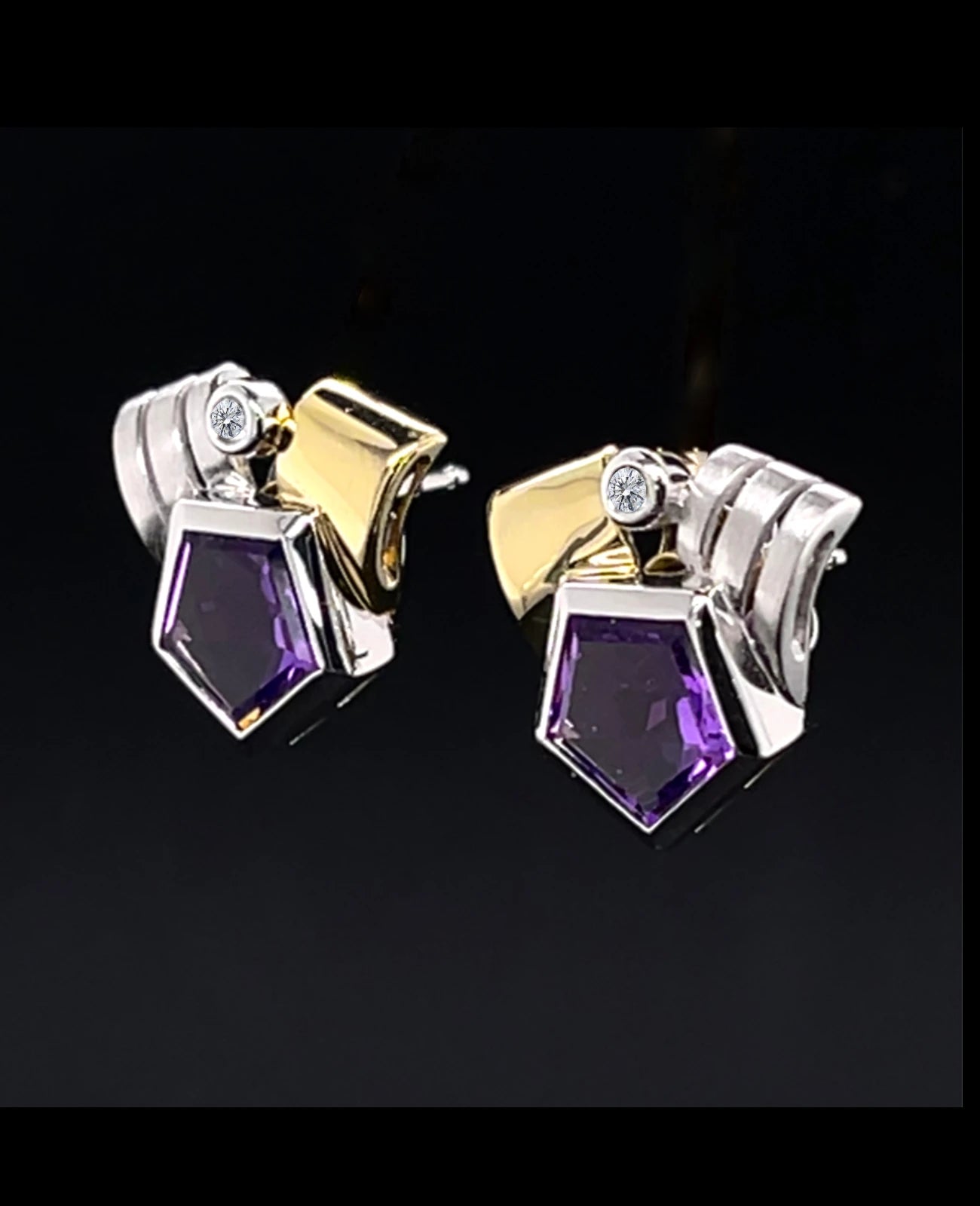 bicolor ohrstecker mit großen 5 eckigen Amethyst kleinen brillant
