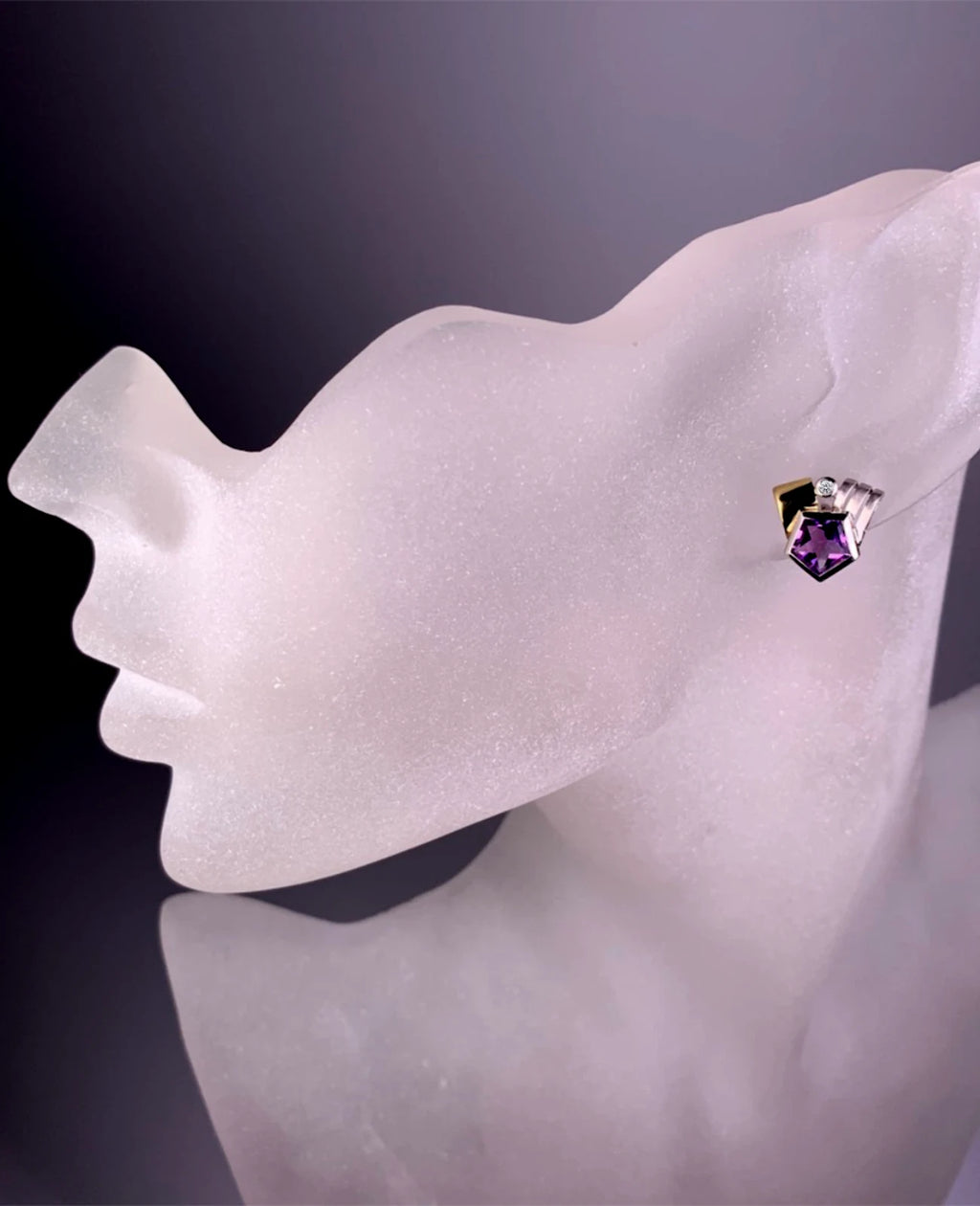 bicolor ohrstecker mit großen 5 eckigen Amethyst kleinen brillant