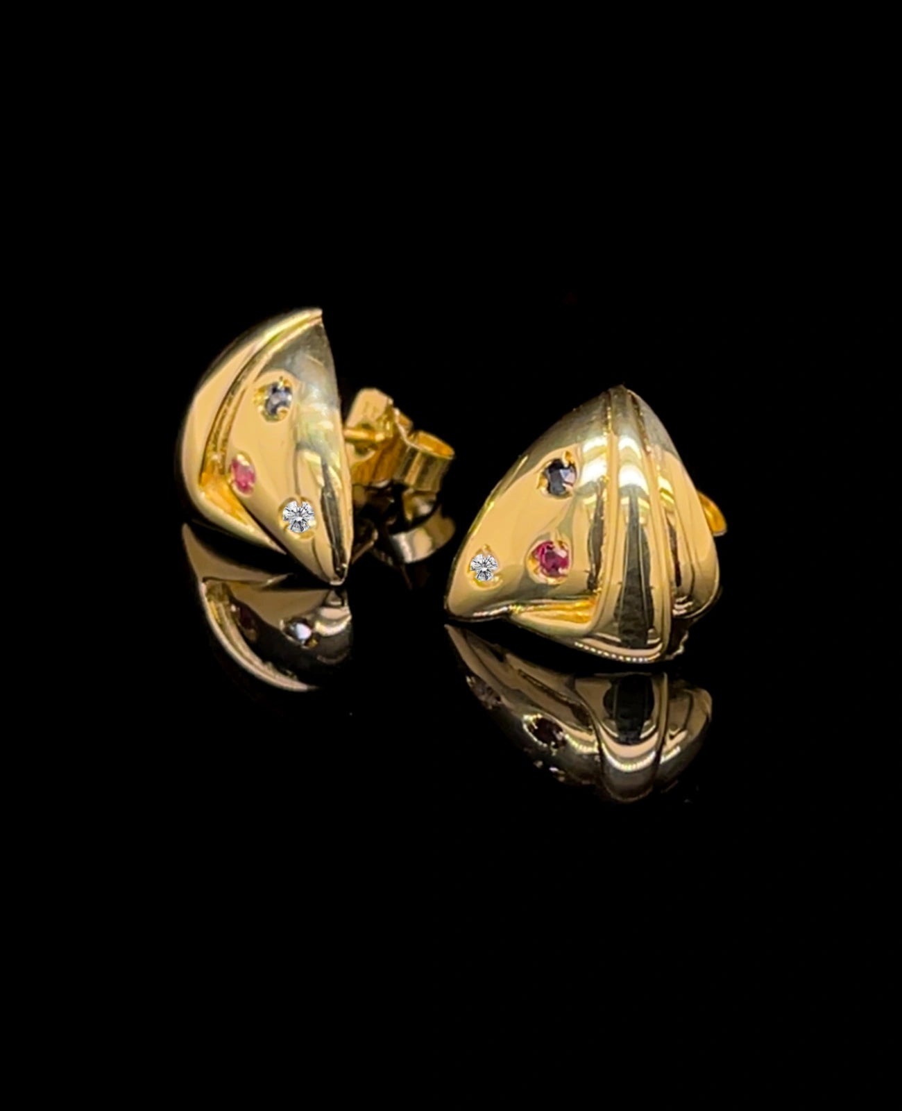 dreieckige ohrstecker mit Saphir rubin und brillant