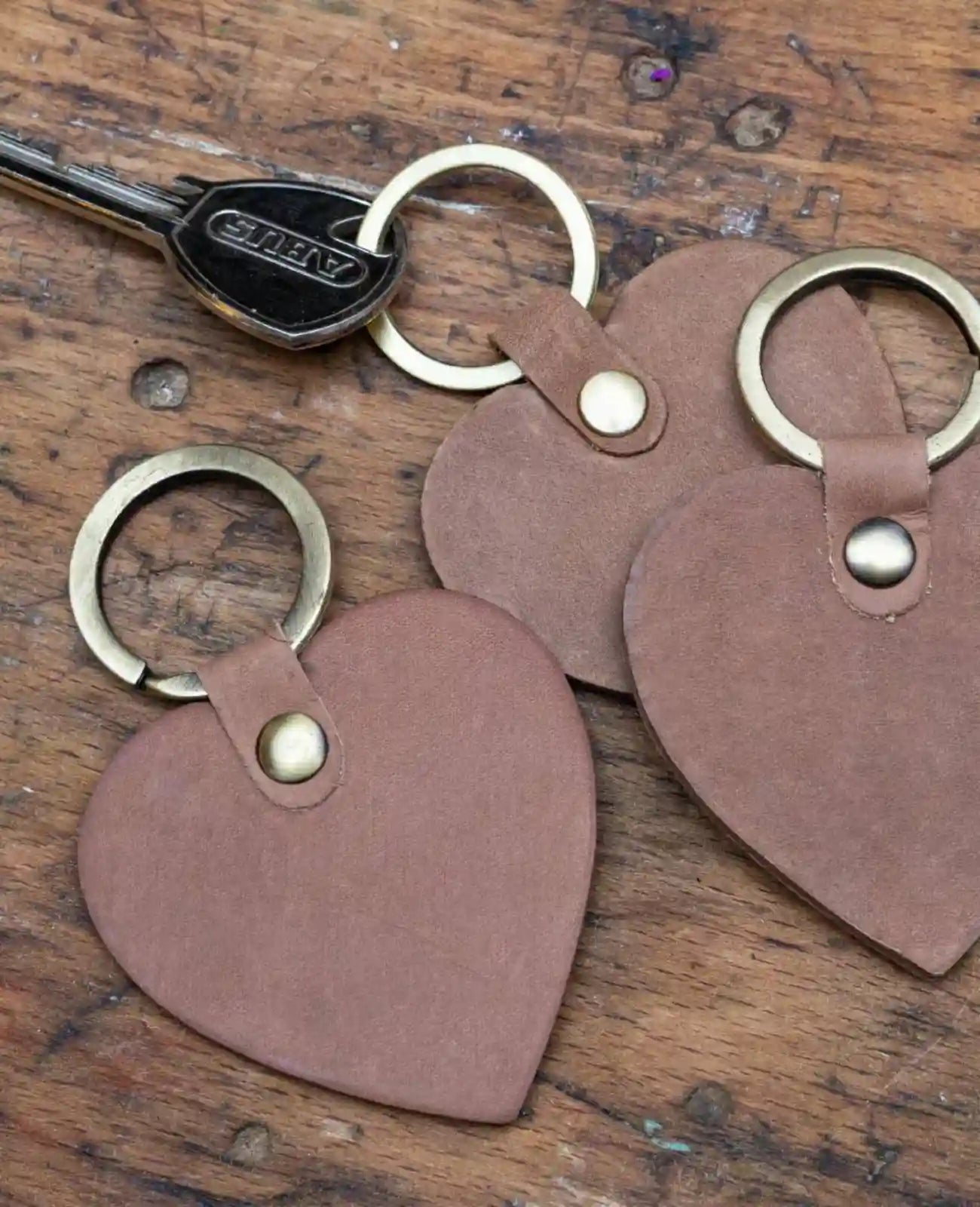 hellbraunes grosses lederhertz mit schluesselring