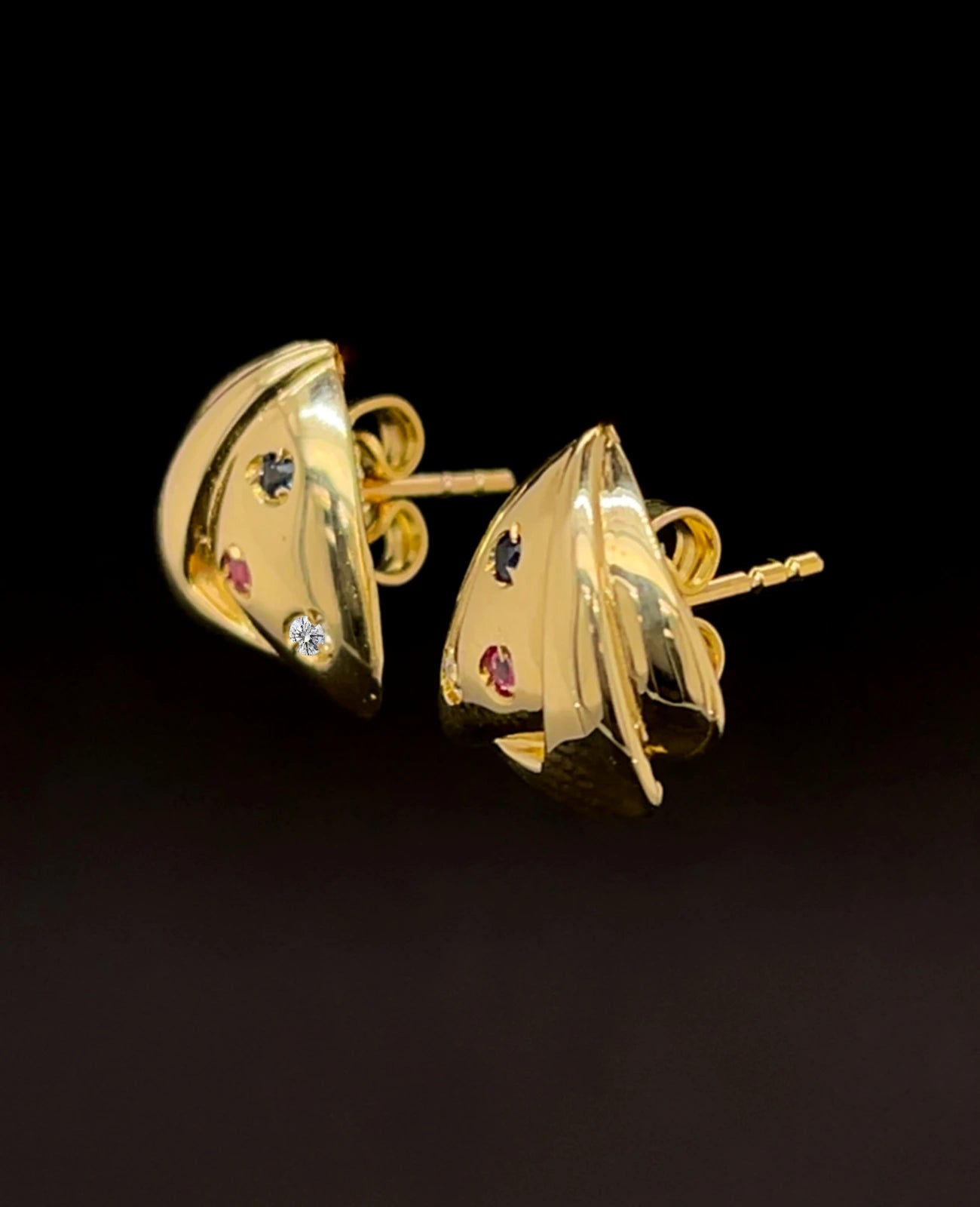 dreieckige ohrstecker mit Saphir rubin und brillant