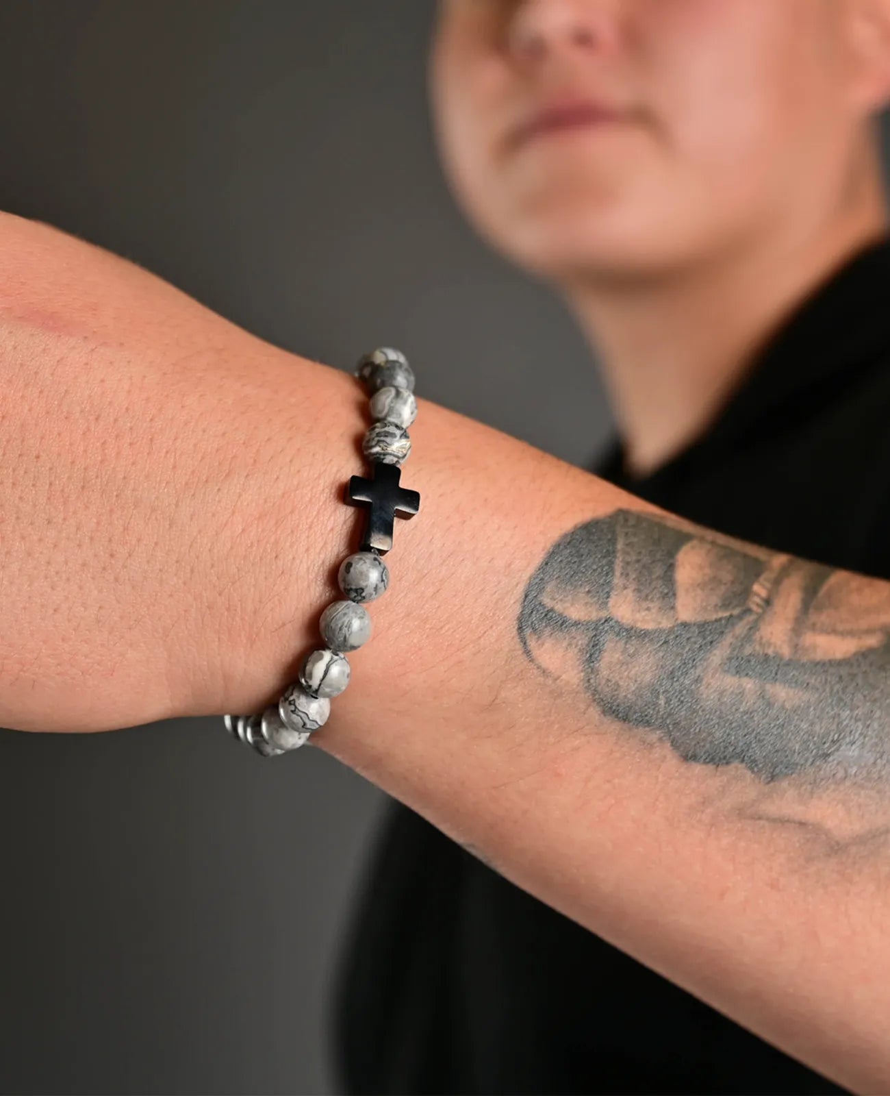 stretch kugelarmband naturstein mit schwarzen kreuz eingearbeitet