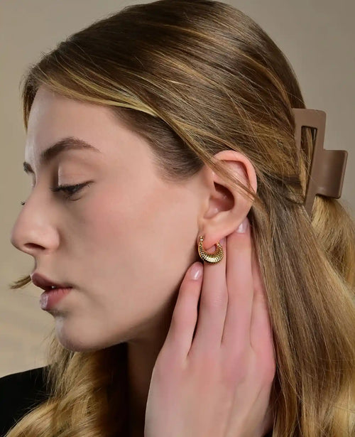 Bauchige gemusterte creolen goldfarben kit Klappbügel