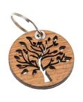 runde holzscheibe mit herausgelaserten baum des Lebens