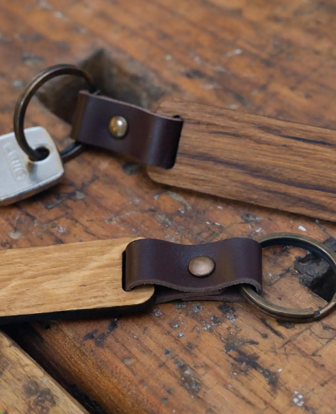 Rechteckige Holzplatte mit Lederband zum Schlüsselring