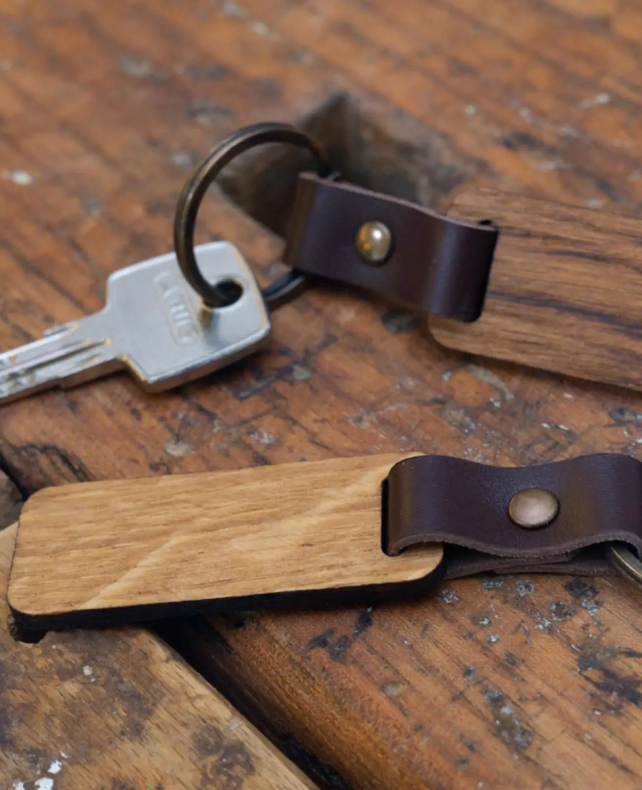 rechteckige hozplatte mit lederband zum schluesselring