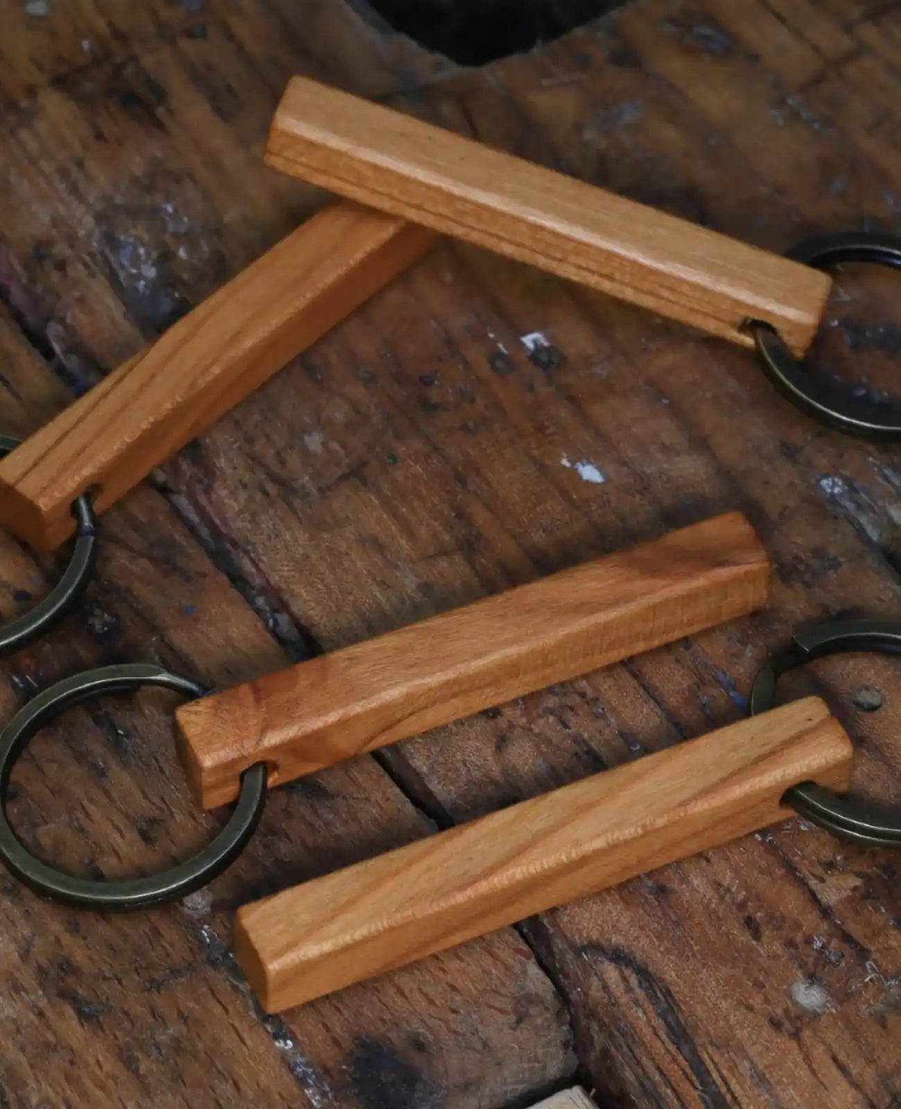 vierkant staebchen holz durchbohrt mit schluesselring