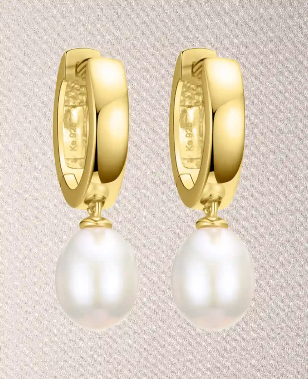 Breite runde Creolen darunter eine bewegliche ovale Süßwasserzuchtperle