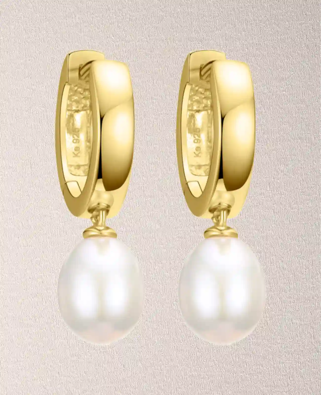 Breite runde Creolen darunter eine bewegliche ovale Süßwasserzuchtperle