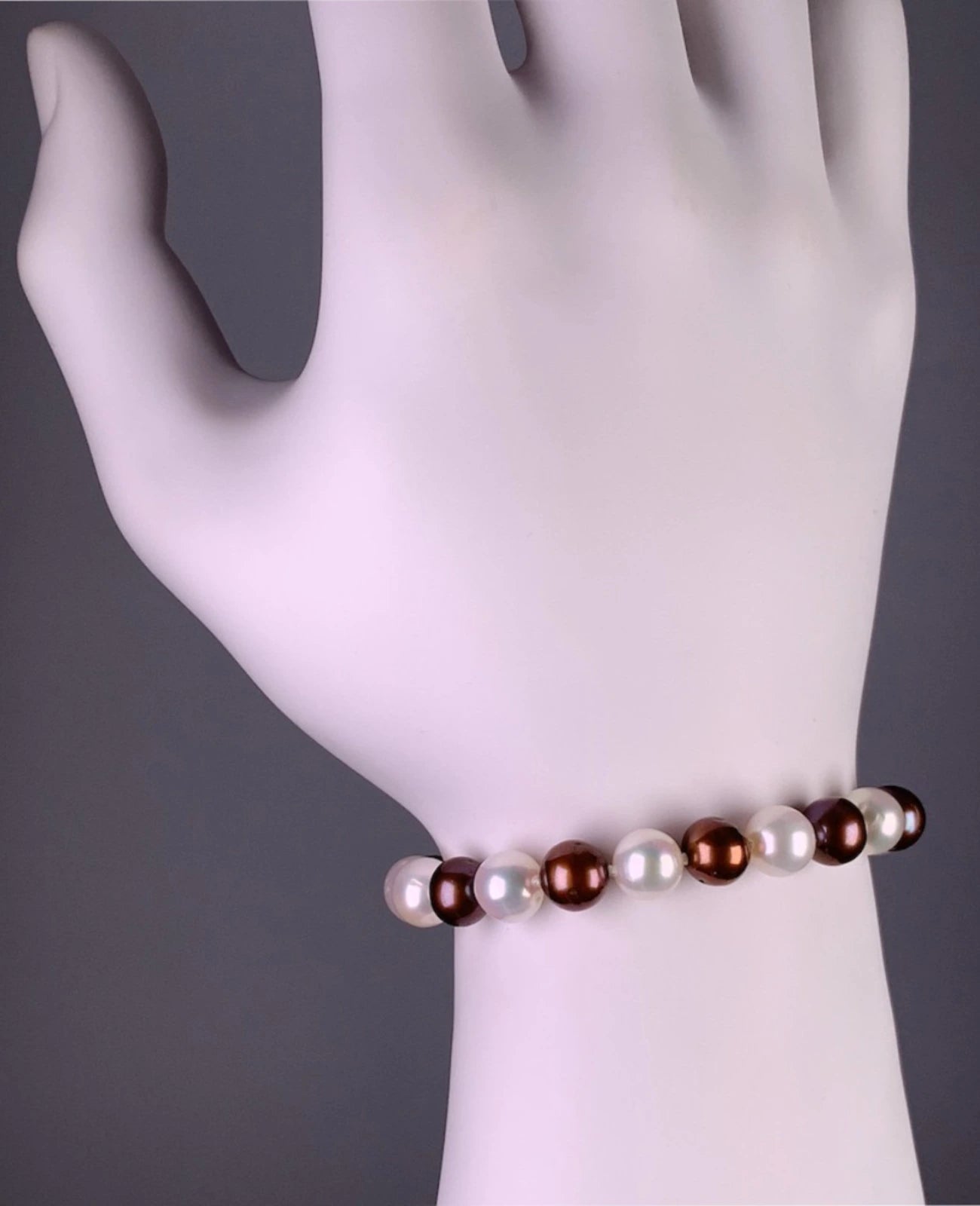 perelenarmband aus weißen und braunen perlen und Magnetverschluss