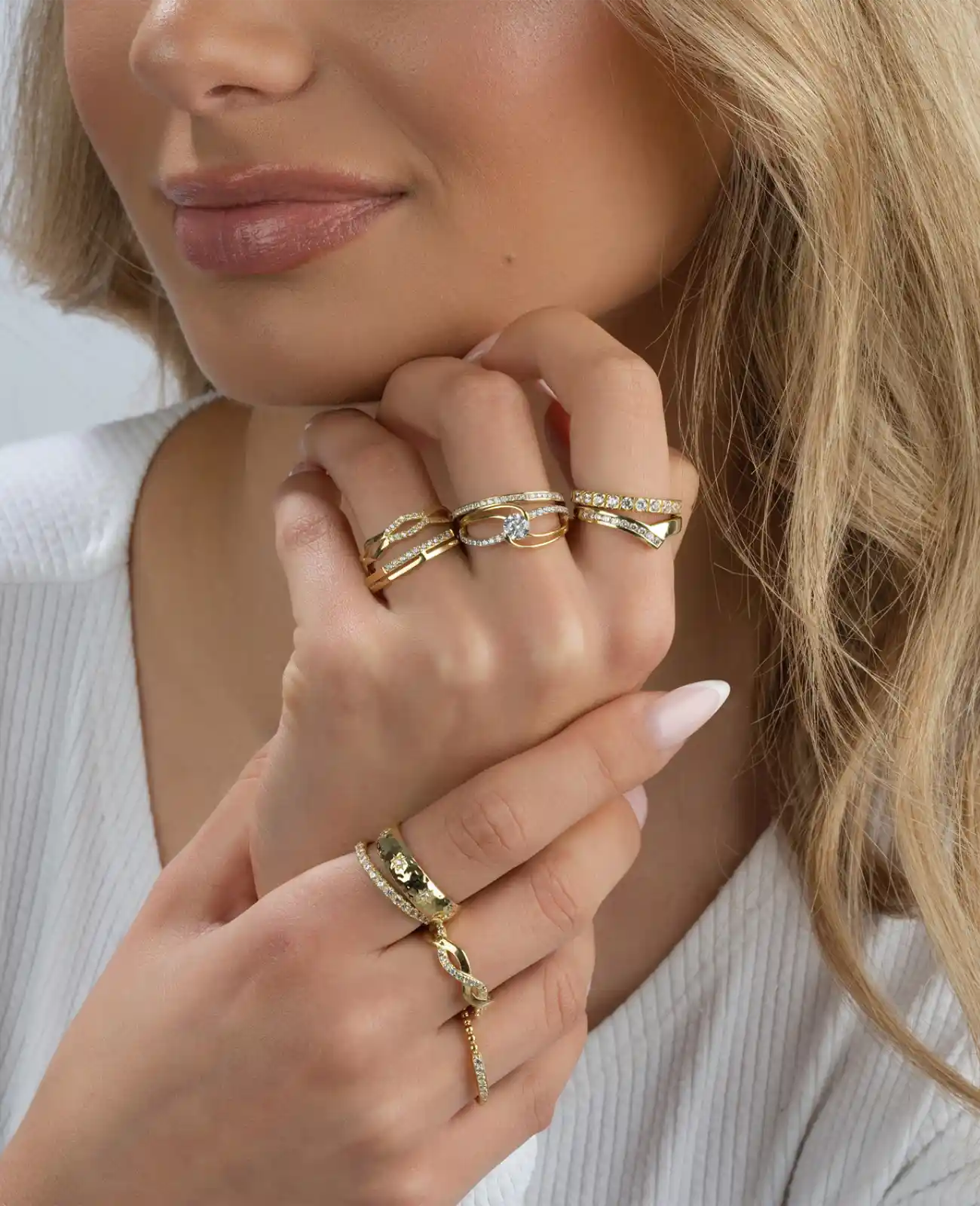 Geschwungener Ring großer Zirkonia in der Mitte in den Seitenwangen mehrere kleine Zirkonia Steine