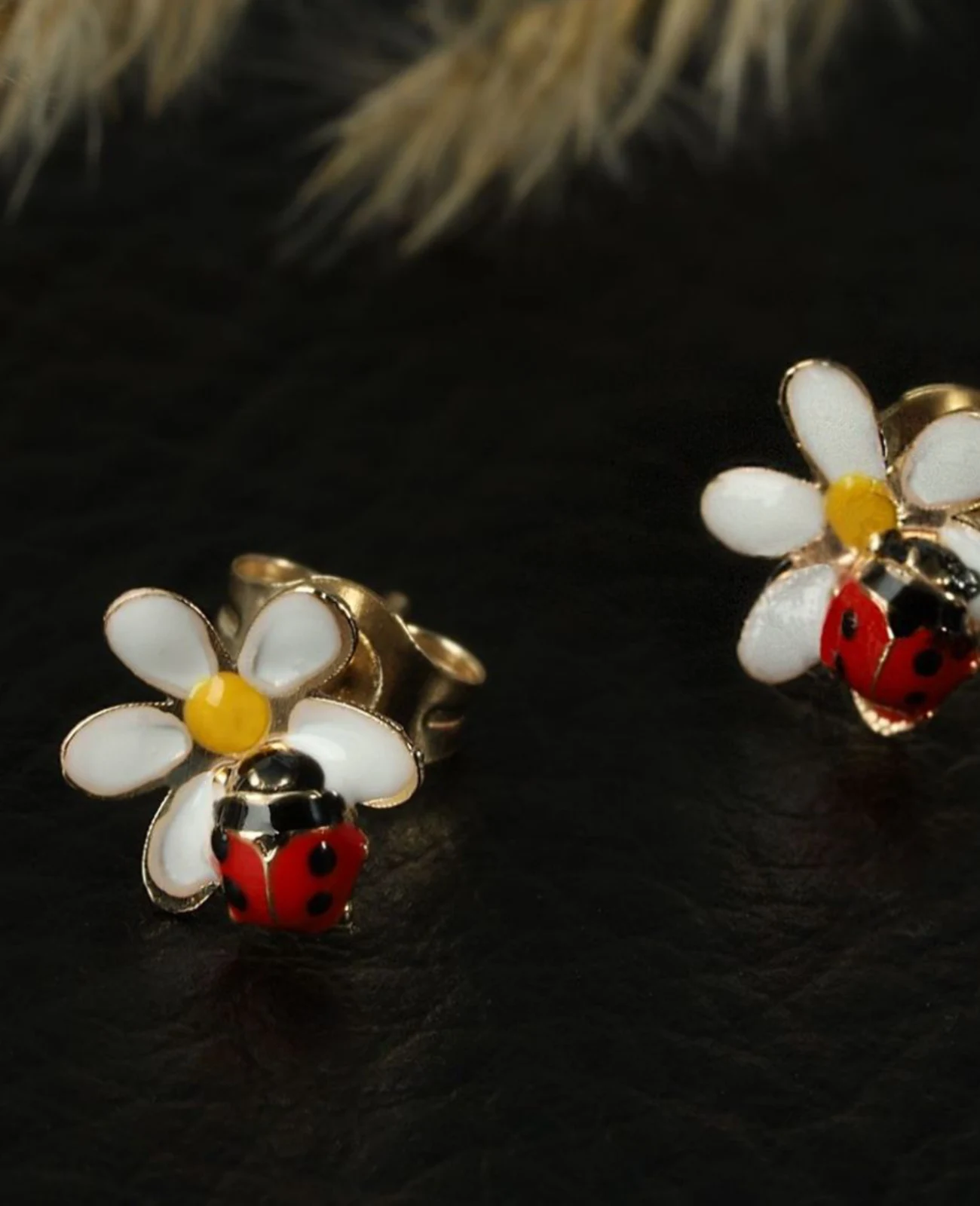 Blumenmotiv und unten ein roter Marienkäfer