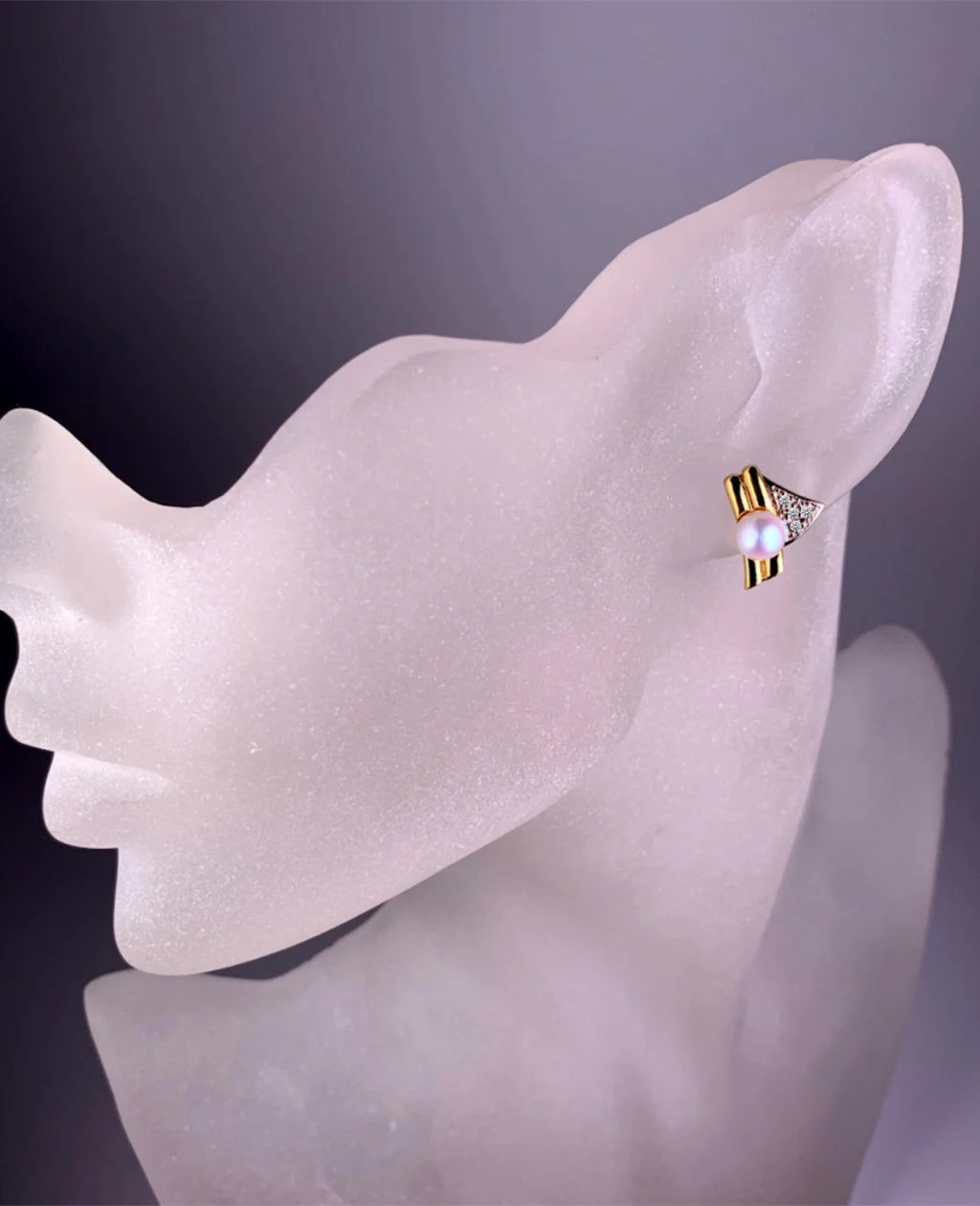 ohrstecker in flügelform mit großer perle