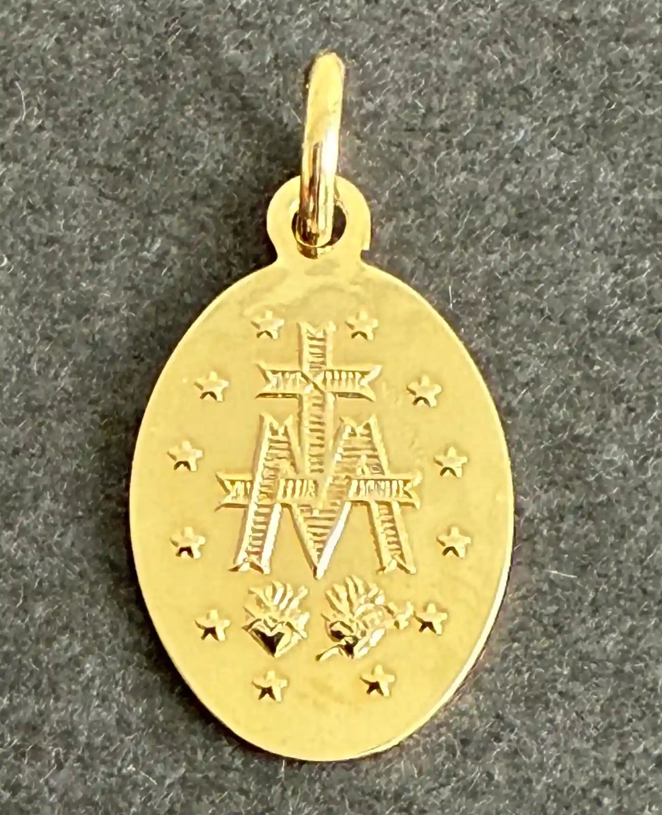 ovaler anhänger hinten kreuz mit M