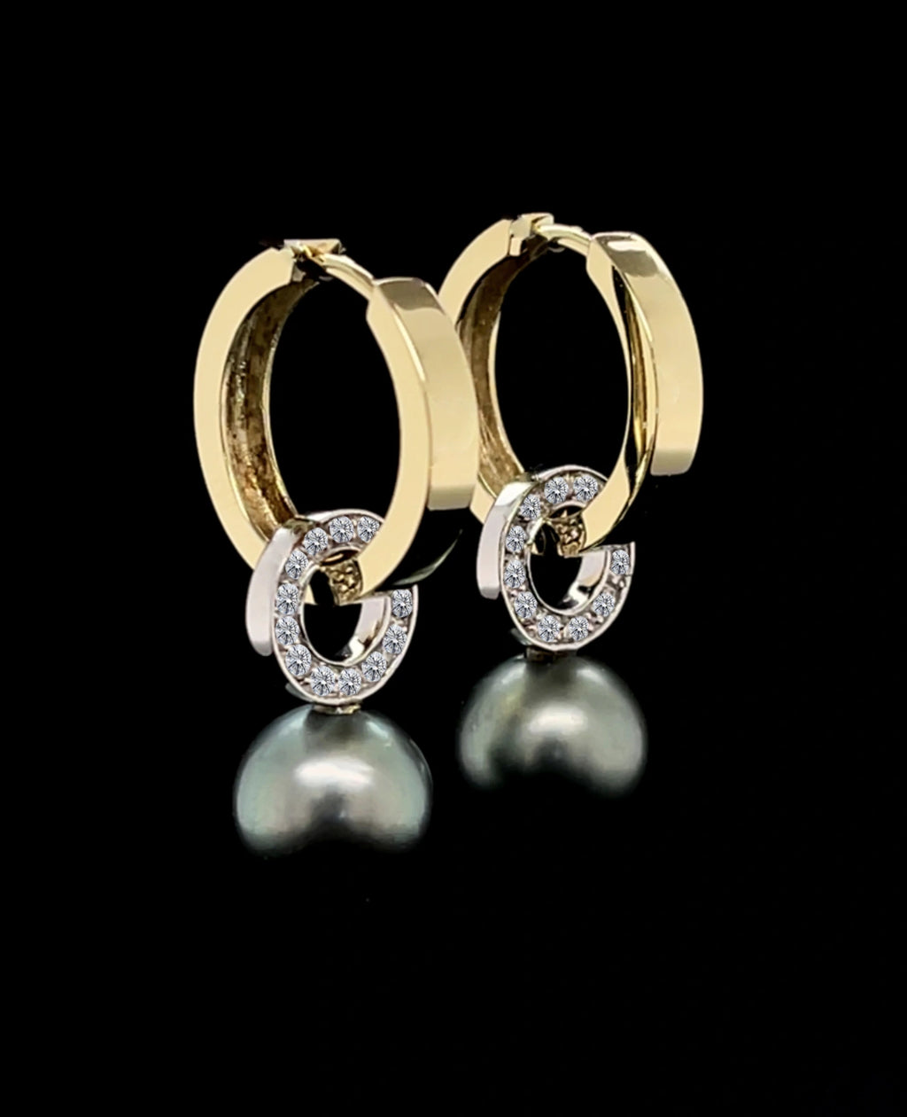 kantige creolen mit runden einhänger voll mit steinen besetzt darunter große Tahitiperle