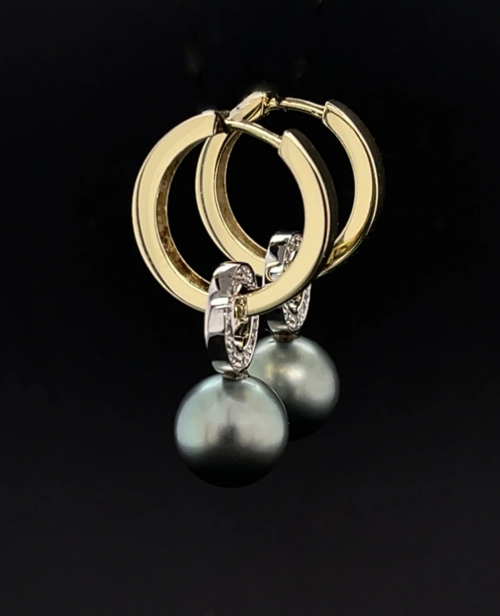 kantige creolen mit runden einhänger voll mit steinen besetzt darunter große Tahitiperle