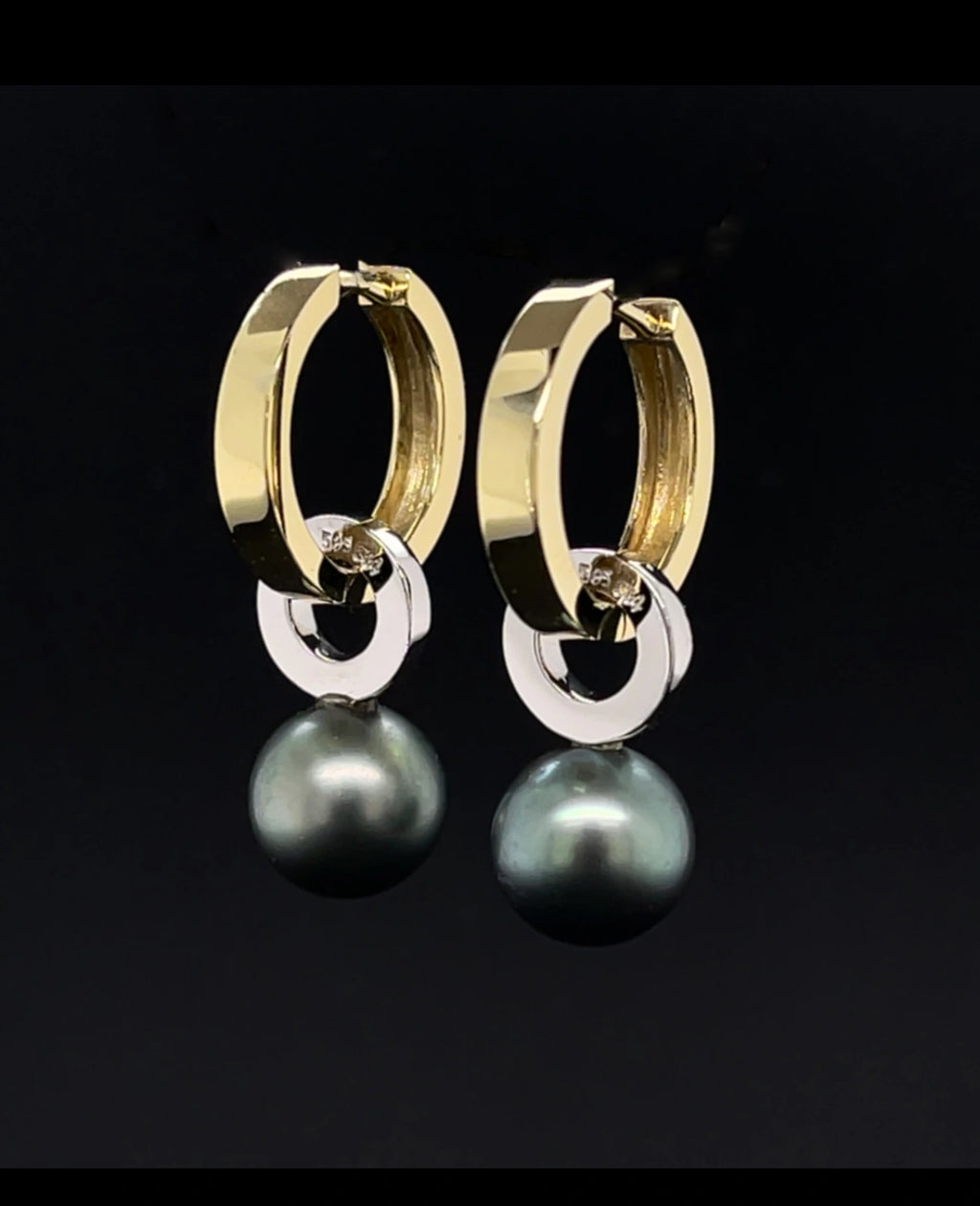 kantige creolen mit runden einhänger voll mit steinen besetzt darunter große Tahitiperle