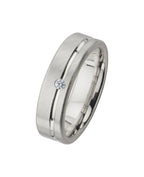 Kantiger Ring mit Polierter Rille bei Eindrittel der Ringbreite darin Brillant