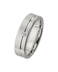 Kantiger Ring mit Polierter Rille bei Eindrittel der Ringbreite darin Brillant