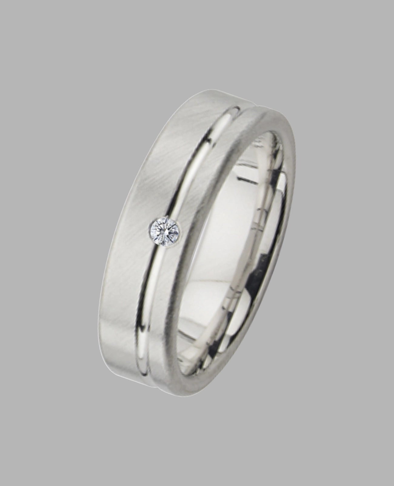 Kantiger Ring mit Polierter Rille bei Eindrittel der Ringbreite darin Brillant