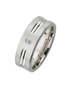 Kantiger Ring mit Brillant in der Mitte rechts und links davon 2 Rillen