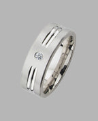Kantiger Ring mit Brillant in der Mitte rechts und links davon 2 Rillen