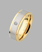 Ring mit Zirkonia in der Mitte rechts und links abgesetzt goldfarben