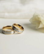 Ring mit Zirkonia in der Mitte rechts und links abgesetzt goldfarben