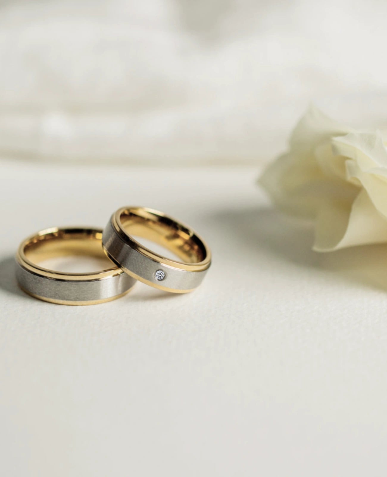 Ring mit Zirkonia in der Mitte rechts und links abgesetzt goldfarben