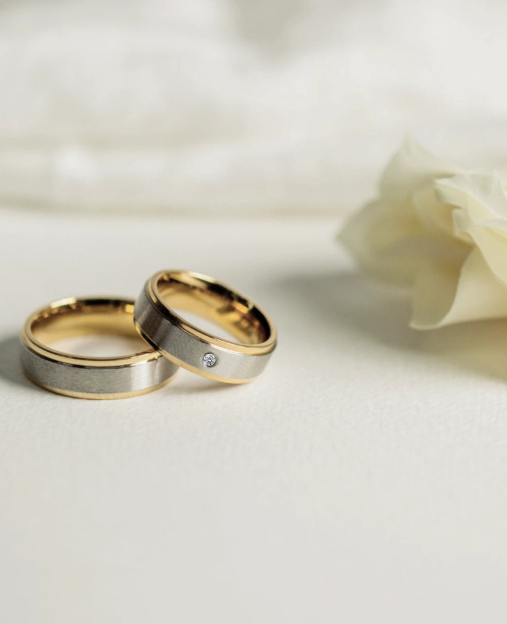 Ring mit Zirkonia in der Mitte rechts und links abgesetzt goldfarben