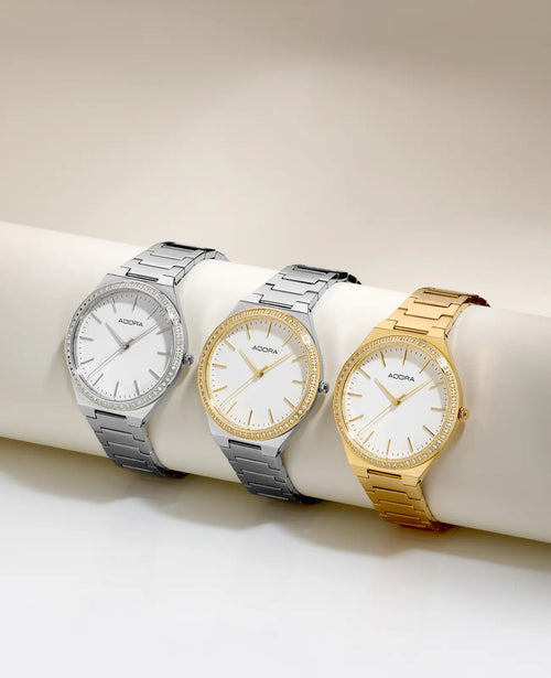 rundes gehäuse mit zirkoniakranz weißes ziffernblatt mit balken